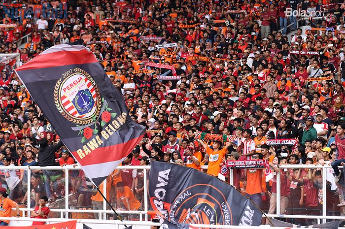 Suporter Persija Jakarta, Jak Mania, saat laga Persija Jakarta melawan Borneo FC di Stadion Gelora Bung Karno Jakarta (1/3/2020)