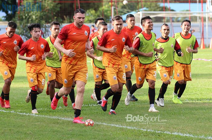 Marko Simic, Rezaldi Hehanusa, Sandi Sute dan para skuad Persija Jakarta ketika menjalani latihan di Lapangan Sutasoma Halim, Jakarta Timur (9/3/2020)