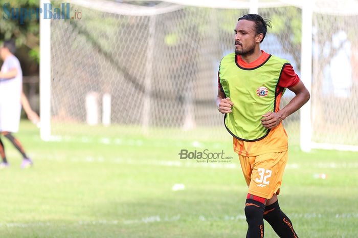 Gelandang asing Persija Jakarta, Rohit Chand, ketika menjalani latihan di Lapangan Sutasoma Halim, Jakarta Timur (9/3/2020)