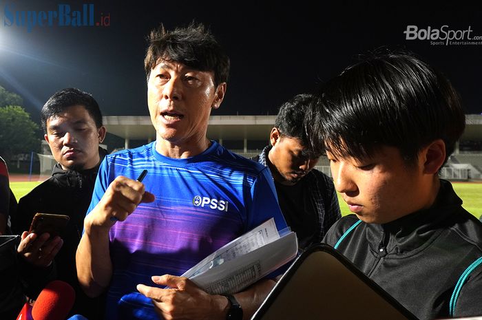 Pelatih timnas Indonesia, Shin Tae-yong, usai memimpin sesi latihan anak-anak asuhnya di Stadion Madya, Senayan, Jakarta Pusat, Jumat (14/2/2020).