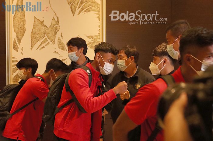 Salman Alfarid bersama rekan-rekan timnas U-19 Indonesia pamit untuk berangkat ke Spanyol di Hotel Fairmont, Jakarta, 26 Desember 2020.