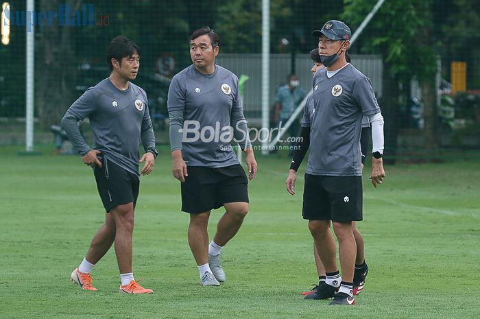 Shin Tae-yong bersama tim pelatih timnas U-22 Indonesia sedang memantau para pemainnya di Lapangan D, Senayan, Jakarta, 10 Februari 2021.