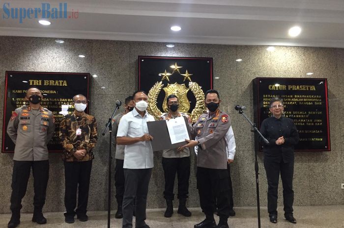 Menpora Zainudin Amali menerima surat izin keramian untuk kegiatan pra kompetisi dari Kapolri  Listyo Sigit Prabowo, di Mabes Polri, Jakarta, Kamis (18/2/2021).