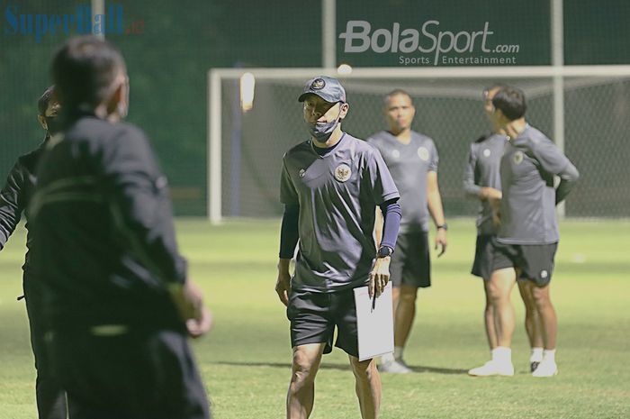 Pelatih timnas U-22 Indonesia, Shin Tae-yong, sedang memantau timnya dalam latihannya di Lapangan D, Senayan, Jakarta, 2 Maret 2021..