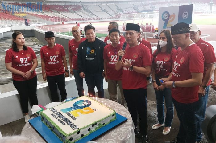Ketua Umum PSSI, Mochamad Iriawan dan jajaran saat merayakan hari jadi PSSI ke-92 di Stadion Utama Gelora Bung Karno, Senayan, Jakarta Pusat, Selasa (19/4/2022). 