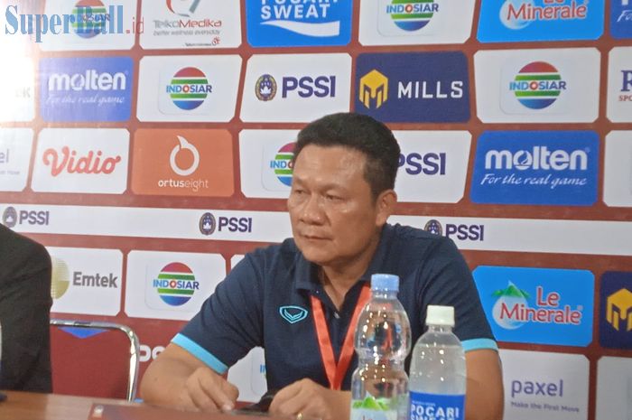 Tatapan kosong pelatih Vietnam, Nguyen Quoc Tuan di konferensi pers pasca-pertandingan di Stadion Maguwoharjo, Sleman