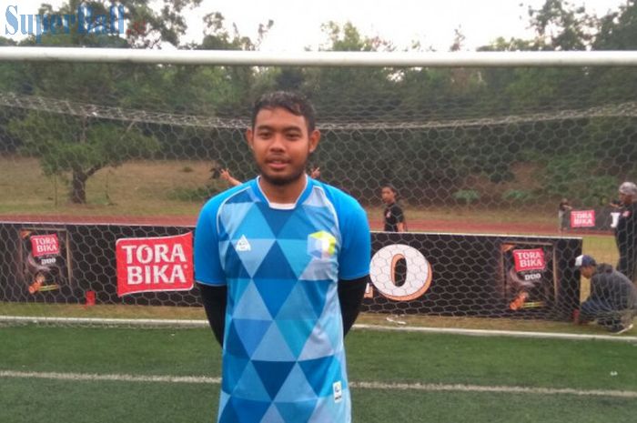 Eks kiper Persija Jakarta, Adixi Lenzivio, banting setir ikut turnamen antar mahasiswa dengan perkuat PS Perbanas, Torabika Campus Cup 2017, di Stadion Universitas Indonesia, Rabu (20/9/2017).