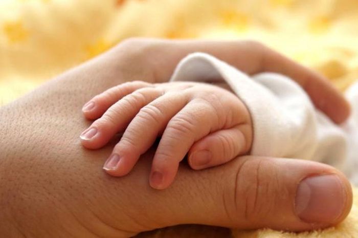 Viral Foto Bayi Yang Masih Dalam Rahim Genggam Tangan Dokter Saat Akan Dilahirkan Semua Halaman Nakita