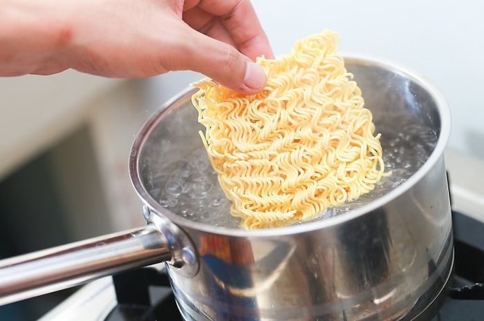 Ingin Makan Mie Instan Tapi Tetap Sehat? Ini Cara Memasak yang Benar