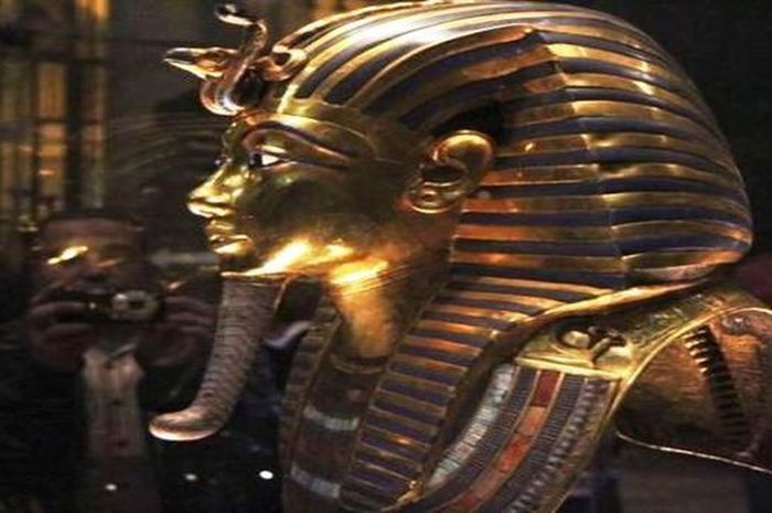 Raja Tuthankhamun yang terkenal dijadikan pemandu.