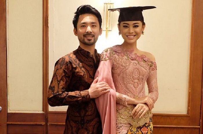 Kocak Tertangkap Kamera Ekspresi Kelelahan Suami Whulandary Herman Gara Gara Jadi Korban Selfie Sang Istri