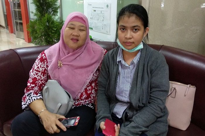 Komedian <a href='https://manado.tribunnews.com/tag/rini-s-bon-bon' title='Rini S Bon Bon'>Rini S Bon Bon</a> (kiri) dan Siti Julaeha (kanan) saat Grid.ID ditemui di RSIA Bunda, Menteng, Jakarta Pusat, Senin (7/5/2018).