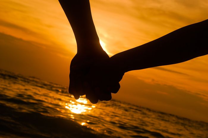 Mintalah Seseorang Untuk Memegang Tangan Anda Dalam Kehidupan Ini Intisari