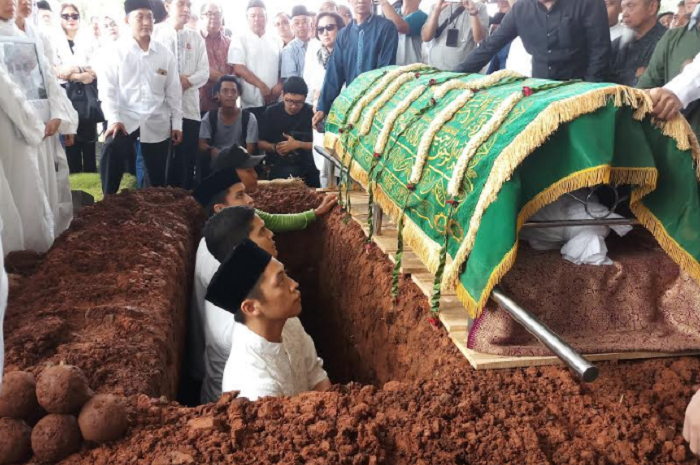 Suasana Pemakaman menantu Hatta Rajasa, Adata Taista dimakamkan di TPU Tanah Kusir, Jakarta Selatan, Senin (21/4/2018)