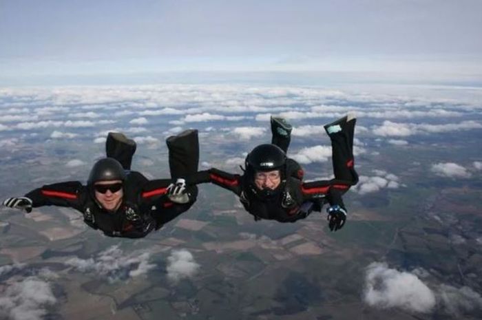 Victoria dan suaminya suka skydiving.