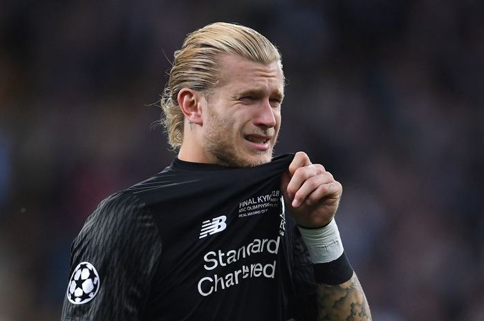 Kiper Liverpool Loris Karius meminta maaf di hadapan fans sambil menangis