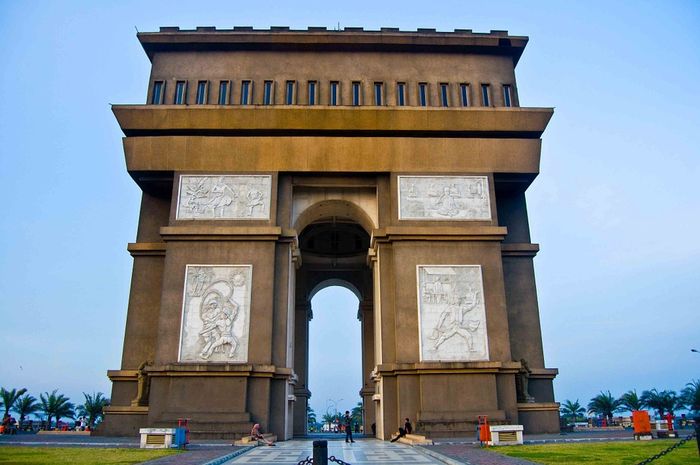 Simpang Lima Gumul yang Bentuknya seperti Monumen Terkenal di Paris Bobo