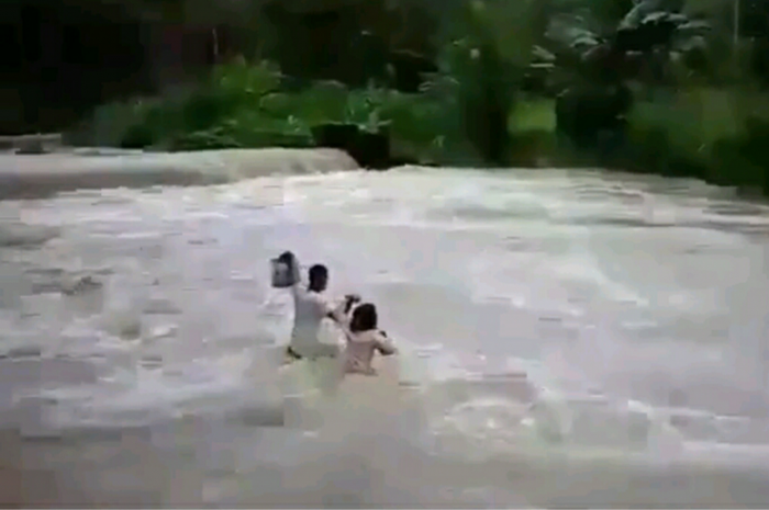 7100 Gambar Anak Sekolah Menyeberang Sungai HD