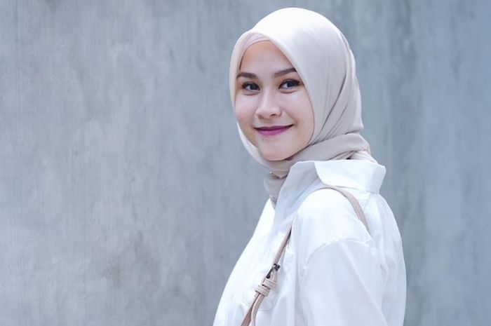 Inspirasi Mix And Match Kemeja Putih Ala Zaskia Adya Mecca Biar Tampil Beda Dan Lebih Stylish