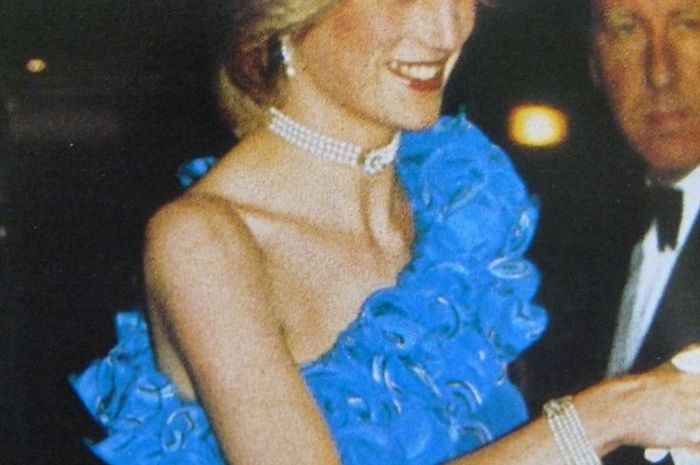 Sebelum Putri Diana Memakai Gaun Telanjang Bahu Sebelah 