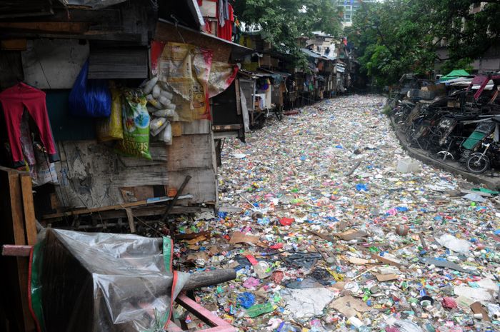 Video Gelombang Penuh Sampah Menerjang Pinggir Pantai Di Filipina National Geographic