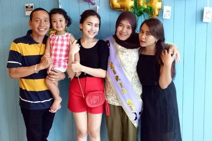 Jarang Terungkap Perlakuan Keluarga Ayu Ting Ting Pada Asistennya Semua Halaman Nakita