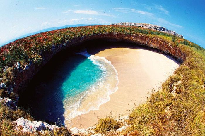 Hasil gambar untuk Pantai Terunik di Dunia
