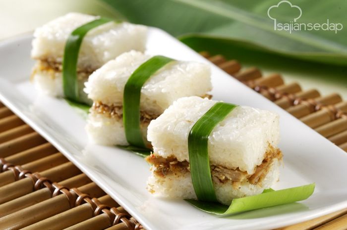 Make sure yourself wel-fed during work-from-home with lemper Opor Ayam (steamed sticky rice with chicken curry stuffed)!