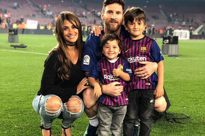 Lionel Messi menikah dengan teman masa kecilnya, Antonella Roccuzzo, dan dikaruniai 2 orang anak