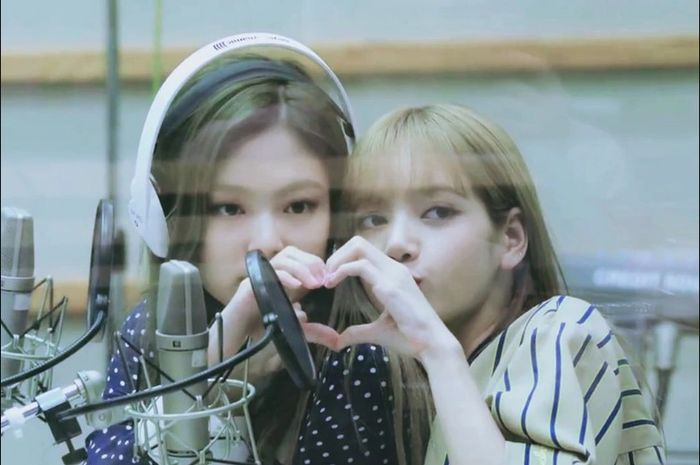 Lisa Kissed Jennie Blackpink