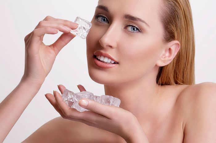 4 Manfaat Es Batu Untuk Perawatan Kecantikan Sederhana Cocok Untuk Kulit Berminyak Semua Halaman Cewekbanget 4 Manfaat Es Batu Untuk Perawatan Kecantikan Sederhana Cocok Untuk Kulit Berminyak Semua Halaman Cewekbanget