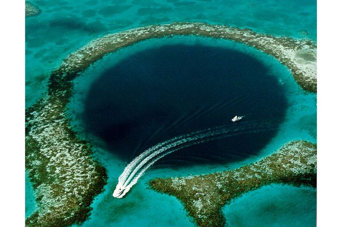 Seperti Lubang Menuju Dunia Lain di Lautan, Inilah The Great Blue Hole