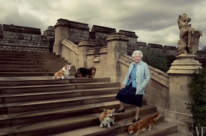Ratu Elizabeth II bersama para corgi kesayangannya 