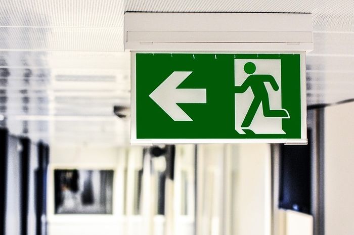 Petunjuk Pintu Darurat Kebanyakan Berwarna Hijau, Apa
