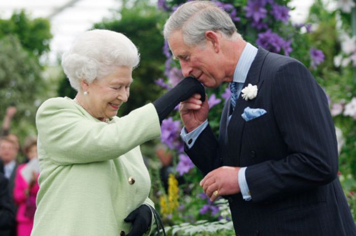Newsweek/ Ratu Elizabeth dan Pangeran Charles
