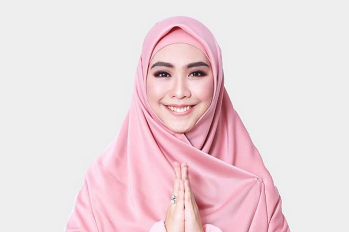 Tetap Cantik Menawan Begini Potret Oki Setiana Dewi Saat Pertama Kali