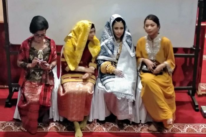 Chikita Meidy saat menunggu akad nikah di masjid Ululalbab, Gedung Bidakara, Jakarta Selatan, Minggu (8/7/2018). 