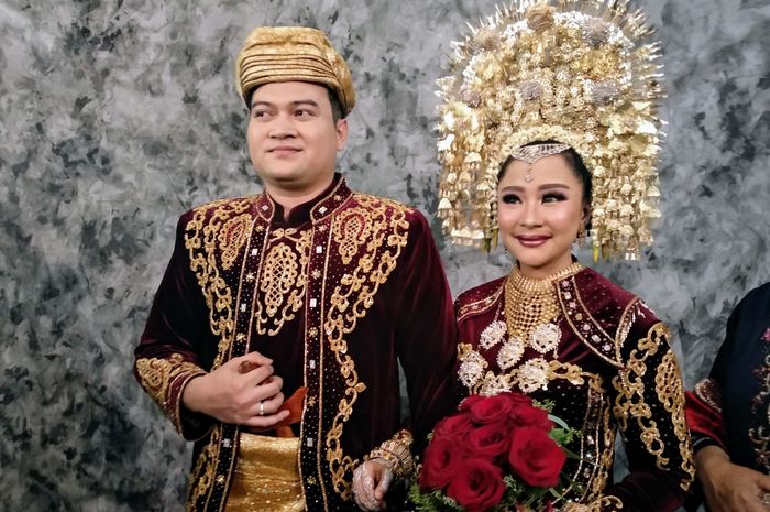 Pakai Adat  Padang di Resepsi Nikah Chikita Meidy Gunakan 