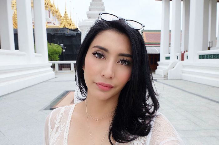 Penampilan Seksi Dan Elegan Ala Tyas Mirasih Dengan Off Shoulder Top