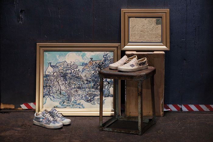 Ketika Vans Edisi Van Gogh Difoto Bareng Lukisan Vincent Van