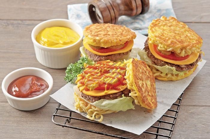 (On picture: hamburger noodles) 2019 saw so many food that combines western and traditional influences. It is called fusion food, and it predicted to trend in 2020.