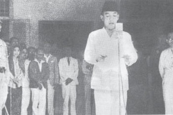 Bung Karno Membaca teks proklamasi pada 17 Agustus 1945