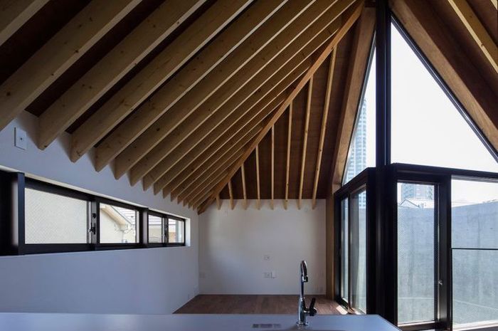 Atap Kayu  Runcing Desain  Rumah  ala  Jepang  yang Tahan 