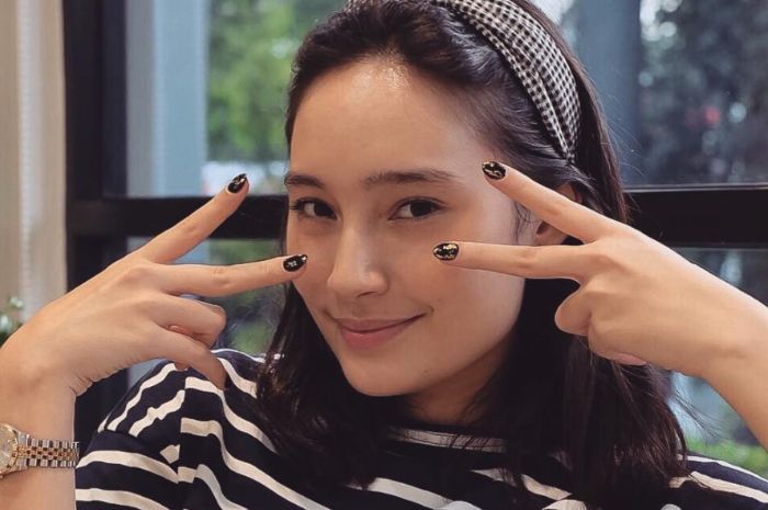 Bikin Penampilan Makin Elegan dengan 5 Model Nail Art Bernuansa Hitam