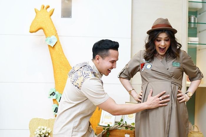 Berfoto bersama kerabat dekat Carissa Puteri, yaitu Fajar Putera