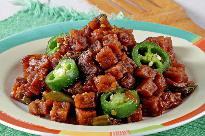 Learn how to make Tempe Masak Cabai Gendol (sautéed tempeh with habanero) for family's sohoor dish with this step-by-step recipe!