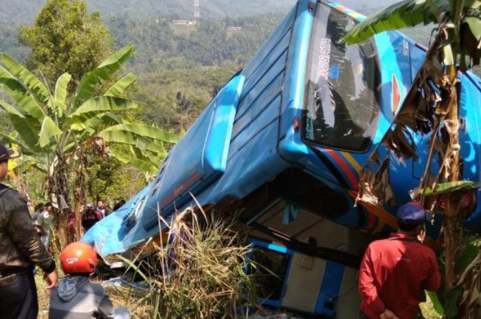 Tragedi di Sukabumi: Bus Pariwisata Terjun Bebas ke Jurang, Mengungkap Faktor Manusia dan Infrastruktur