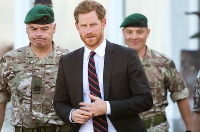 Prince Harry Terlihat Selalu Menyentuh Cincin Pernikahannya. Kenapa