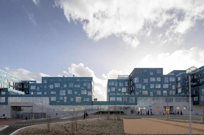 Keren! Gedung Sekolah Ini Dilapisi 12.000 Panel Surya Warna Biru! Bobo