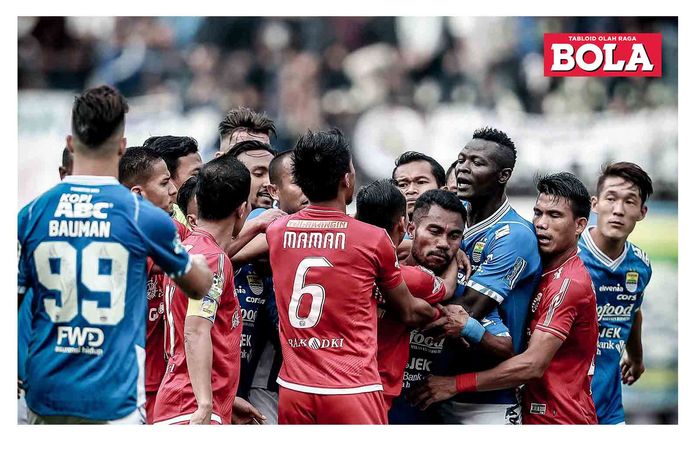 Pemain Persib Bandung Ardi Idrus beradu mulut Pemain Persija Jakarta Sandi Sute.
